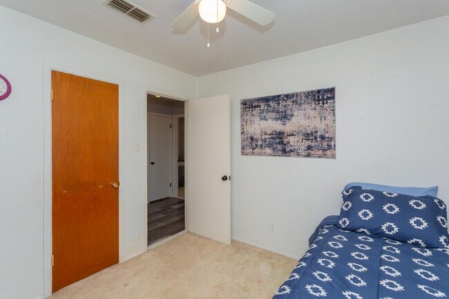 Building Photo - 313 Robins Dr