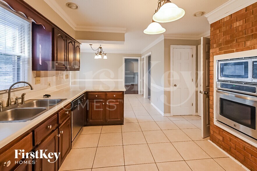 Building Photo - 8661 Beckenham Dr