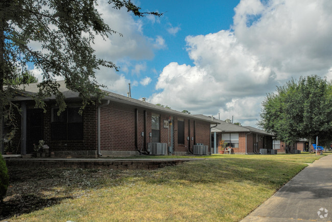 Building Photo - Camelot Pines