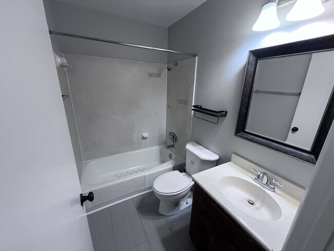 Building Photo - 215 Berkshire Cir