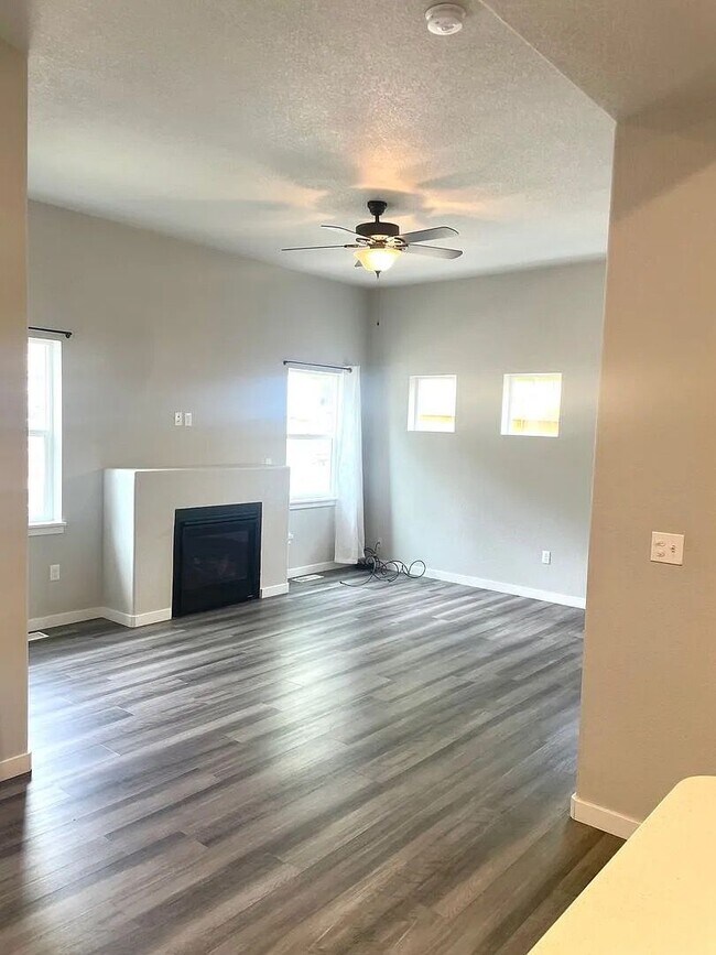 Building Photo - 2828 Straus Ln