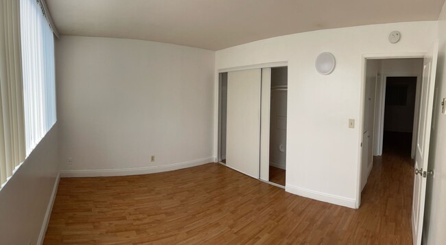 Building Photo - NEWLY UPGRADED BEAUTIFUL TWO BEDROOMS 2 BA...