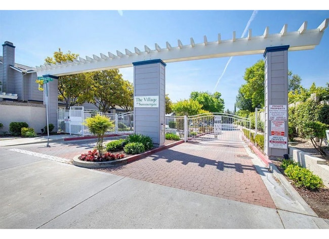 Primary Photo - MOVE-IN SPECIAL $500 off first month!! Bea...