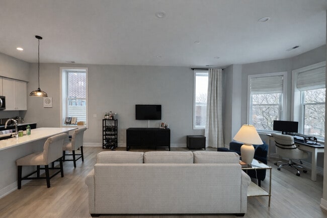 Building Photo - 1535 N Maplewood Ave