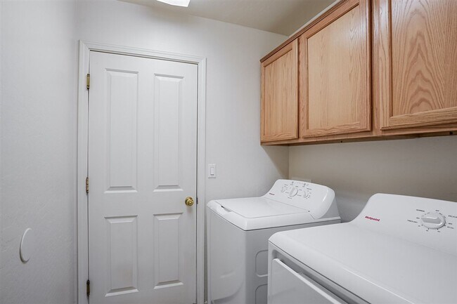 Building Photo - 3 Bedroom, 2 Bath, 2 Car Garage For Rent in Prescott!