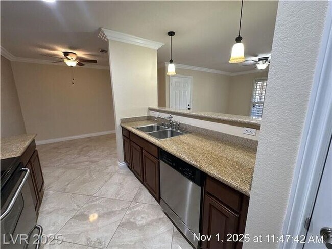 Building Photo - FANTASTIC 1ST FLOOR UNIT IN GATED COMMUNIT...