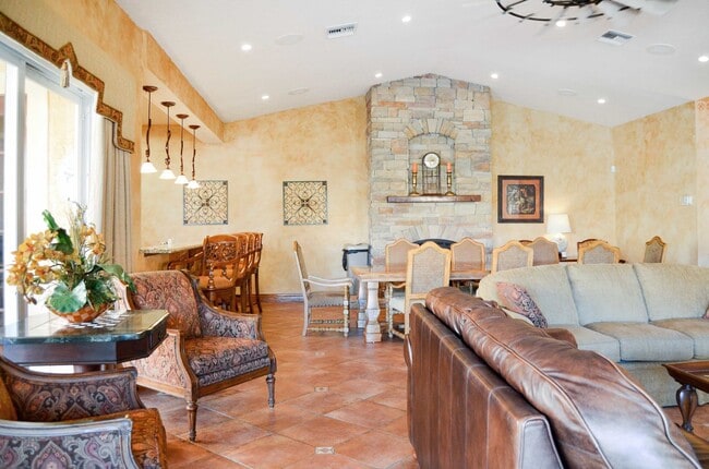 Building Photo - Resort Style Living within Walking Distanc...