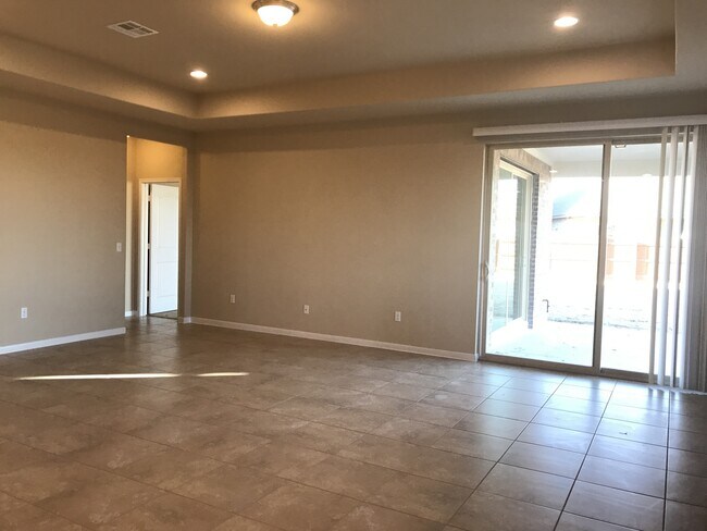 Building Photo - FIVE BEDROOM, THREE BATH 1-STORY HOME