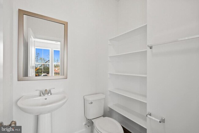 Building Photo - 596 Watermans Dr