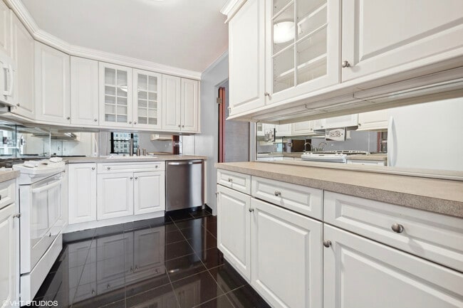 Building Photo - 850 N Dewitt Pl