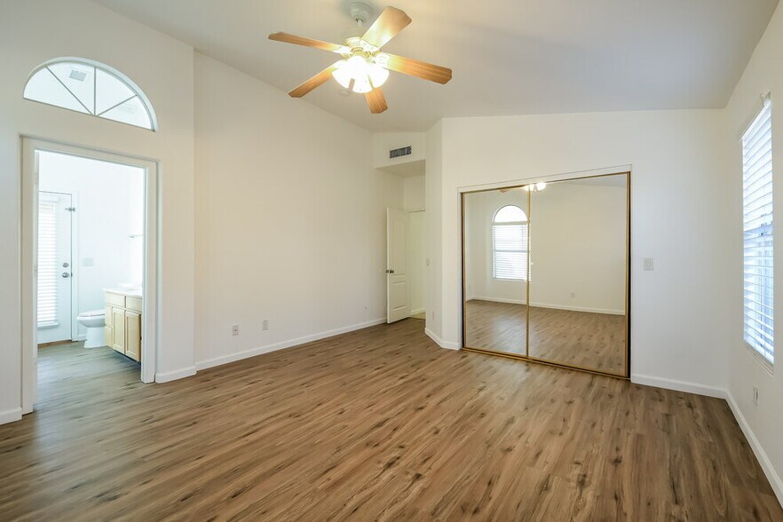 Building Photo - 9528 W Clara Ln