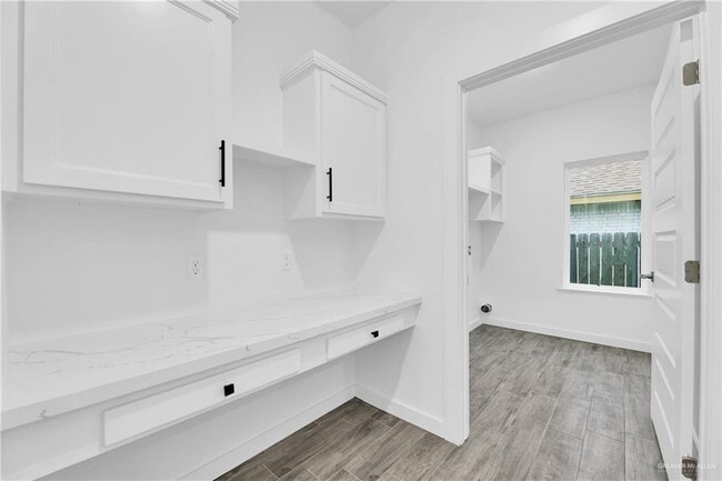 Building Photo - 1416 N Lookout Dr