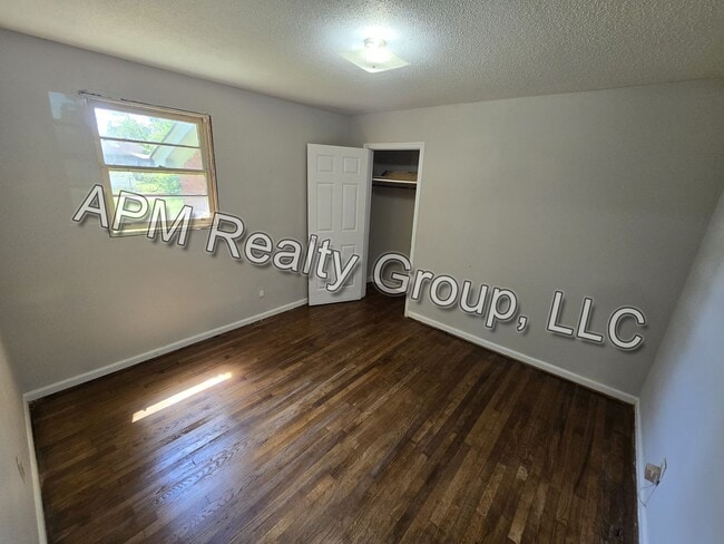 Building Photo - Recently renovated house off Leesburg