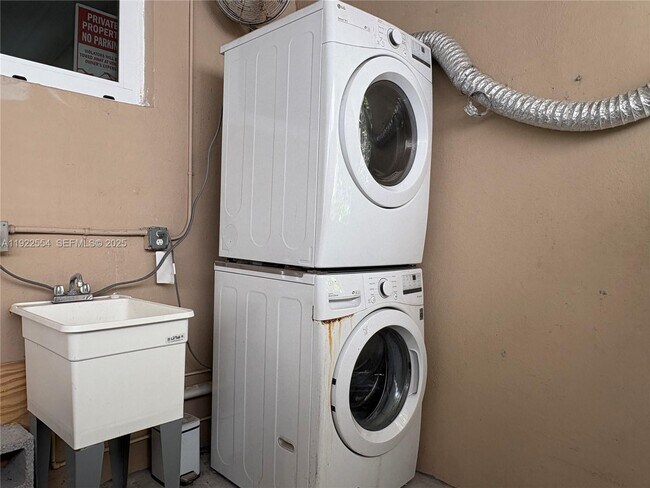 Building Photo - 527 SW 9th Ave