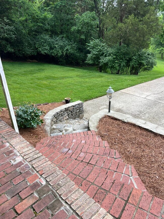 Building Photo - Single Family Home on almost an acre, 4 be...