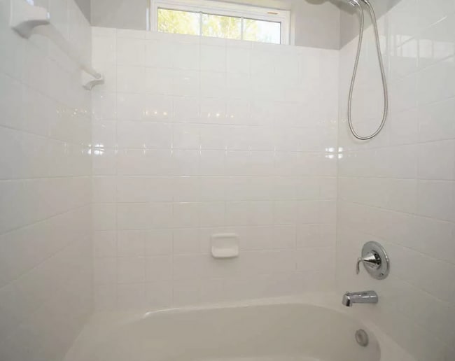 Building Photo - Beautiful End-Unit Townhome in Tanyard Spr...