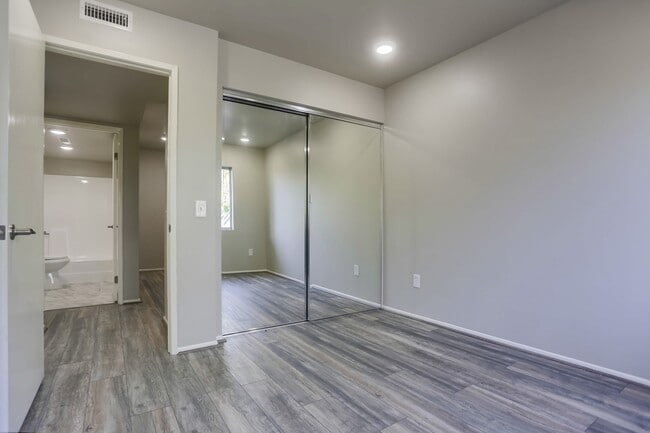 Building Photo - 2 Bedroom Oceanside Condo, with Private Ya...