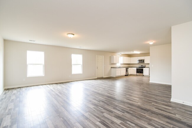 Building Photo - 4033 Lake Russell Dr