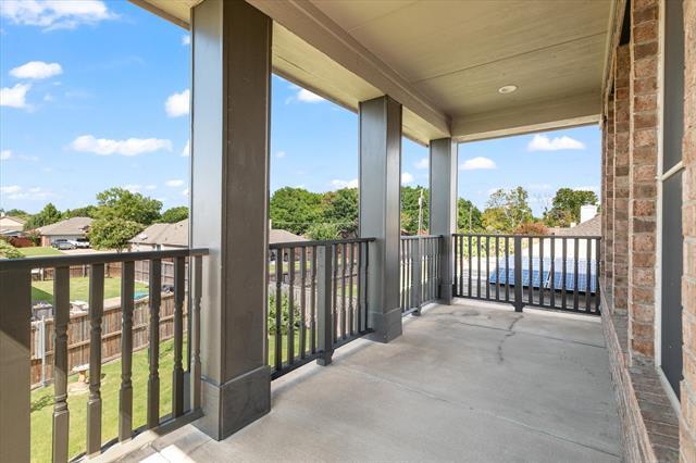 Building Photo - 931 W Cedar St