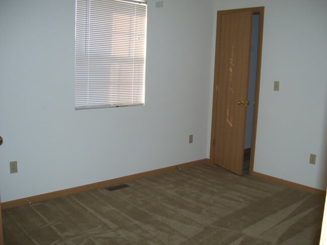Building Photo - Spacious 3 bedroom, 2 bathroom duplex!