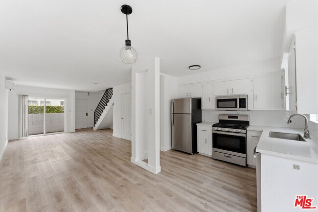 Building Photo - 825 S Detroit St