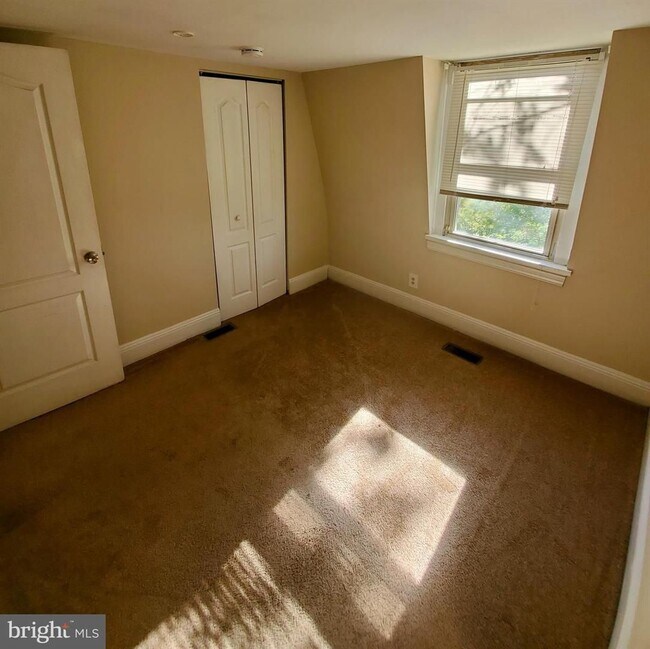 Building Photo - 112 Linden St