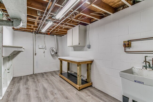 Building Photo - AVAILABLE MID-SEPTEMBER! Gorgeous 3-bedroo...