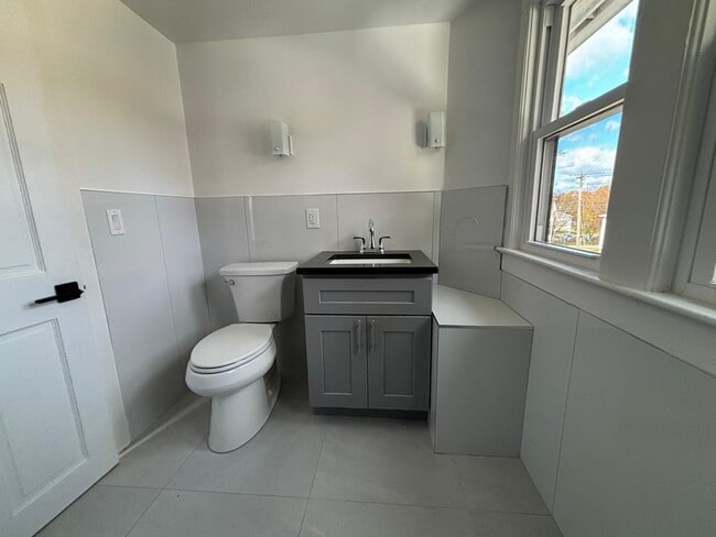 Building Photo - 2 Scofield Pl