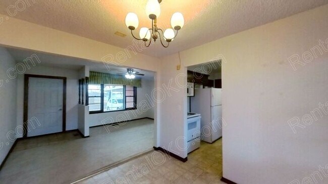 Building Photo - Large yard 3/1 just of Douglas!