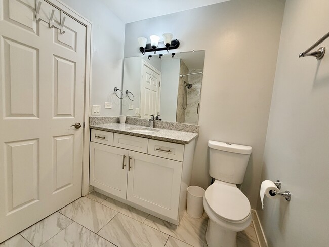 Building Photo - 213 Vintage Ln