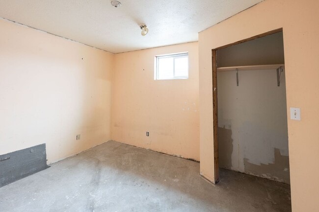 Building Photo - 2 Bed 1 Bath with partially finished basement