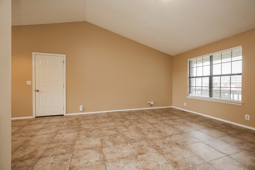 Building Photo - 2621 Deerpath Dr
