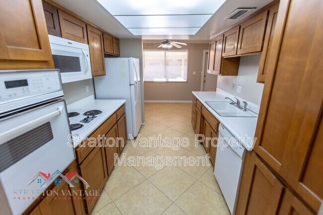 Building Photo - 704 E La Jolla Dr