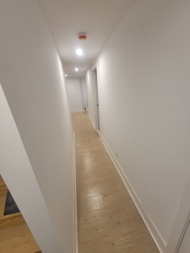 Building Photo - Fully beautiful rehab 4 bed 2.5 bath secti...