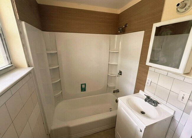 Building Photo - 6064 Longchamp Dr