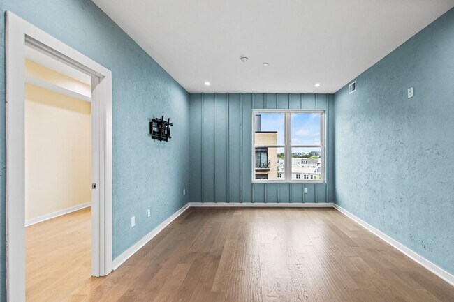 Building Photo - Modern Condo Near H St | 2 Bed | 2 Bath | 975 Sf | 1 Parking Space