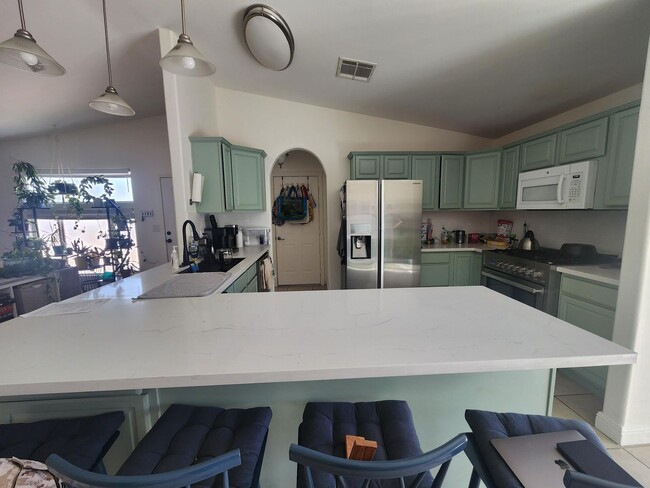 Building Photo - Fully Furnished 3 Bedroom Home w/ Covered ...