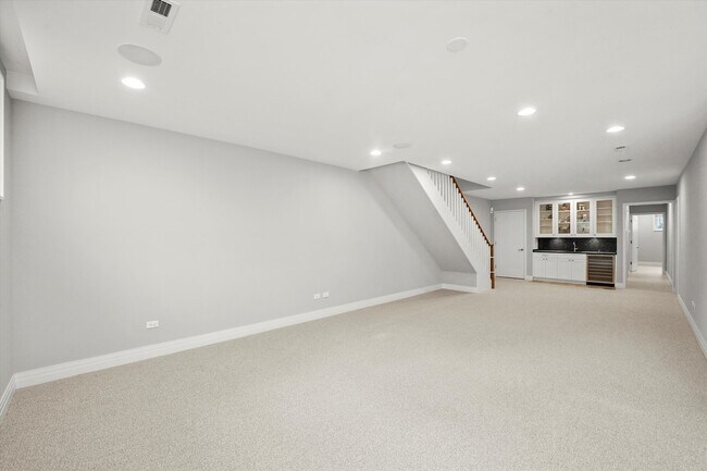 Building Photo - 2755 N Lakewood Ave