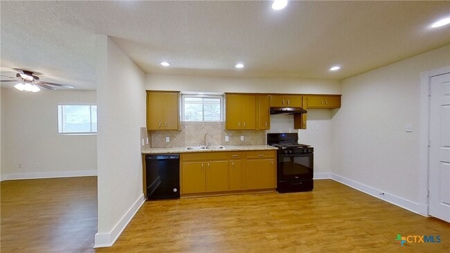 Building Photo - 2107 Magnolia Dr