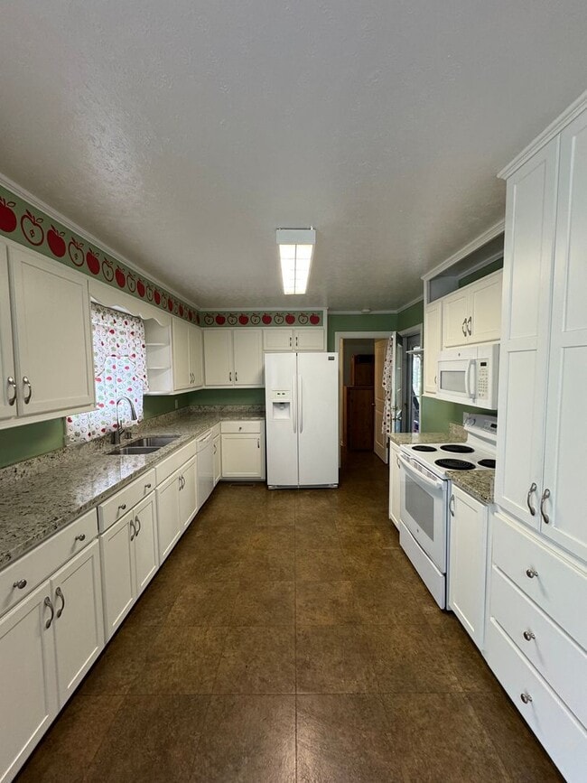 Building Photo - Prime Location! 2 Bed Home on Highway to M...