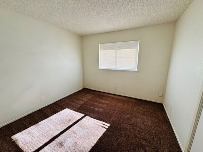 Building Photo - Remodeled and Spacious 4+2