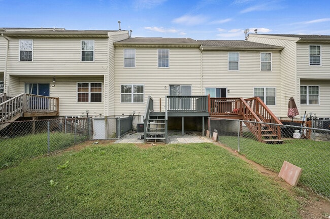 Building Photo - 142 Thames Dr