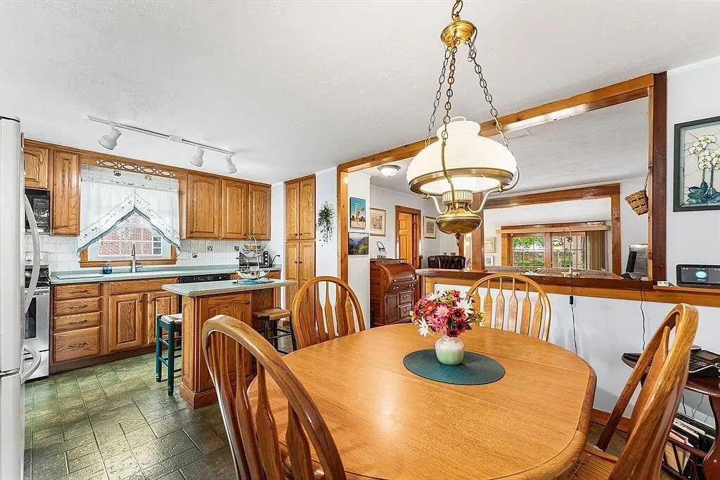 Building Photo - 187 Riverview St