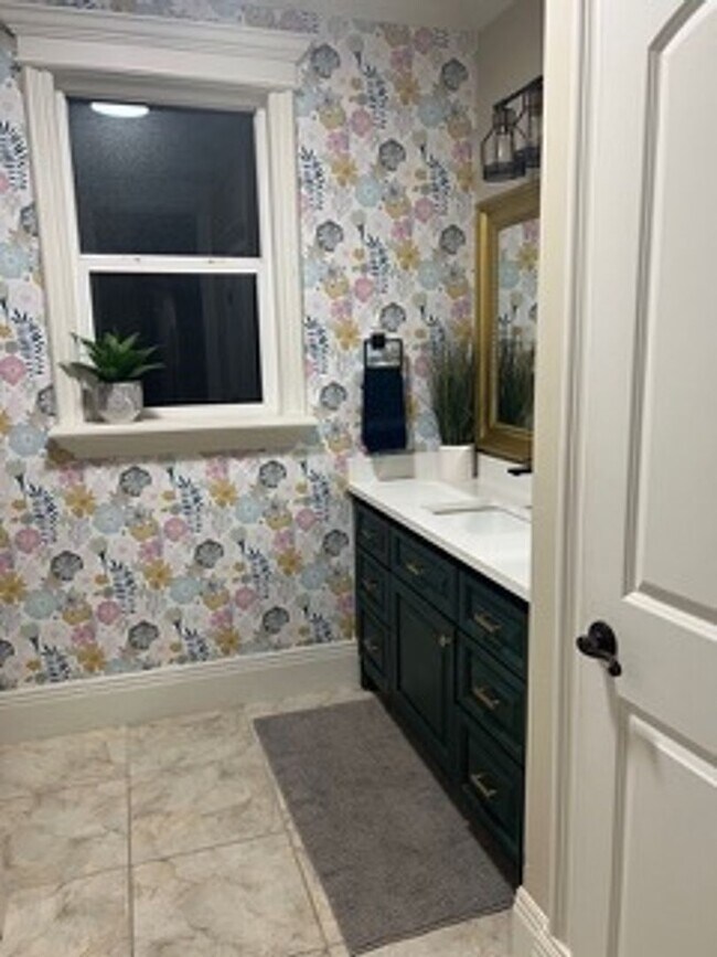 Building Photo - Very Spacious 6 bedroom home with amazing ...