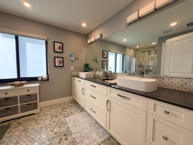 Building Photo - 3041 Perriwinkle Cir