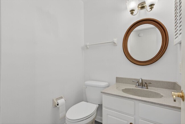 Building Photo - Spacious & Exciting Townhome style Condo