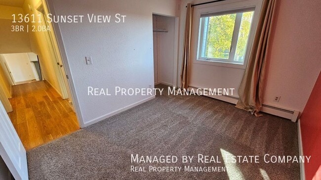 Building Photo - 13611 Sunset View St