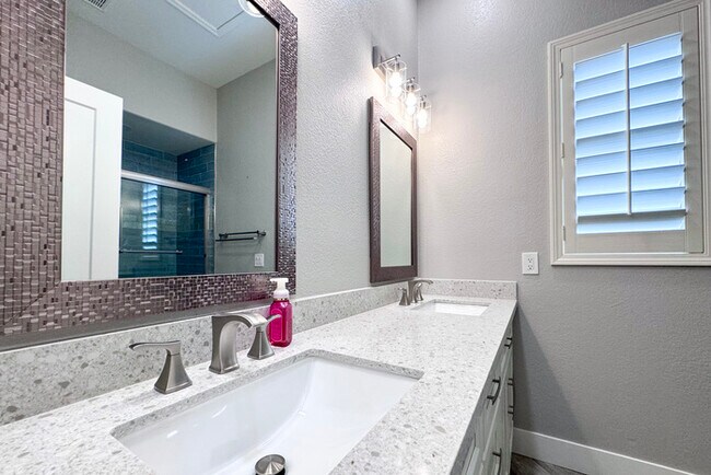 Building Photo - 3Bed/2.5 Ba House in Gated Community in No...