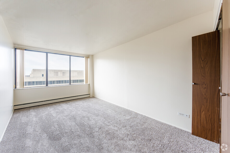 1 BR, 1 BA - The Heatherstone, 770 SF - Lansing Tower