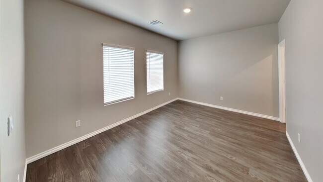 Building Photo - Very Nice 4 Bedroom 2 1/2 Bath in Yukon Schools + an office + bonus room